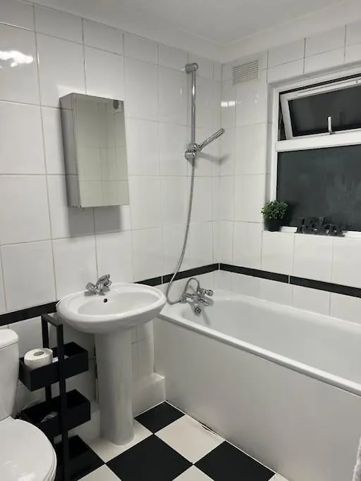 Lovely 1-Bedroom Home With Free Parking & Garden. London Apartment