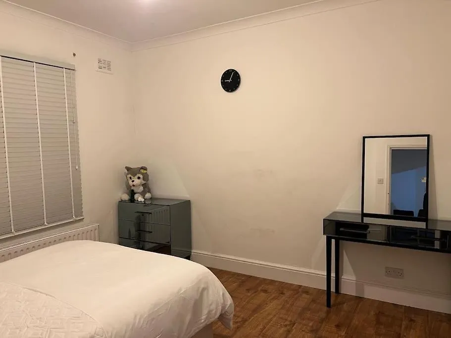 Lovely 1-Bedroom Home With Free Parking & Garden. London Apartment