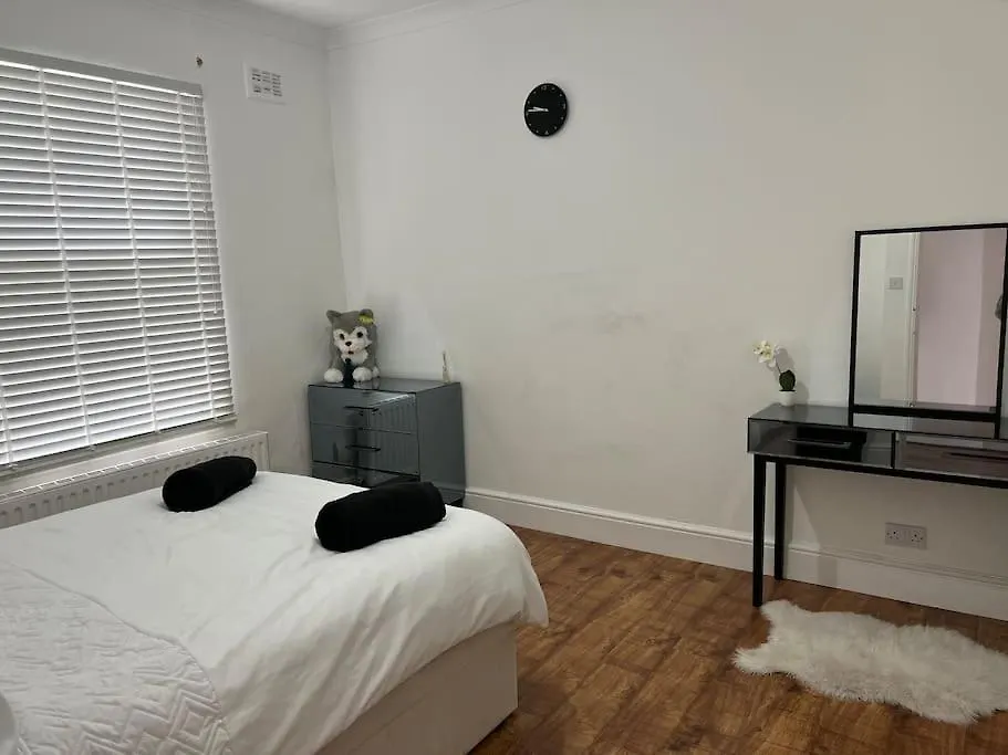 Apartmán Lovely 1-Bedroom Home With Free Parking & Garden. Londýn
